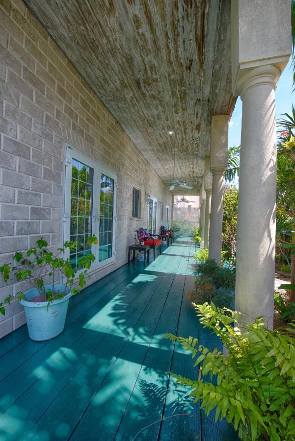 A Stone'S Throw Away Nassau Exterior foto
