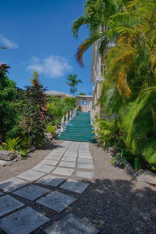 A Stone'S Throw Away Hotel Nassau Exterior foto